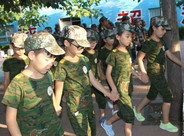 不讓任何伙伴掉隊(duì)，他們緊握對(duì)方的手前行