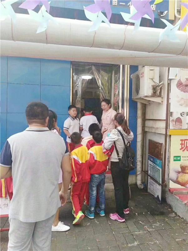 家長帶著孩子進(jìn)店檢查視力，十分熱鬧