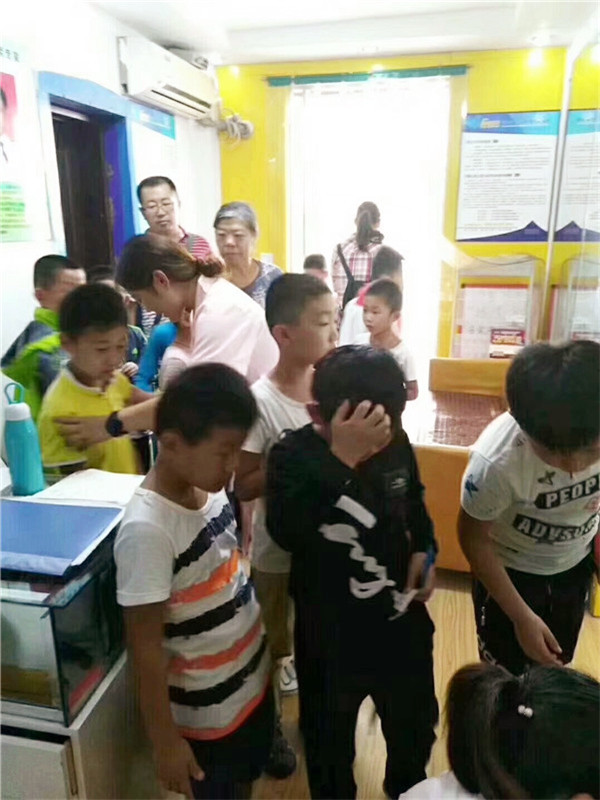 家長帶著孩子進(jìn)店檢查視力，十分熱鬧