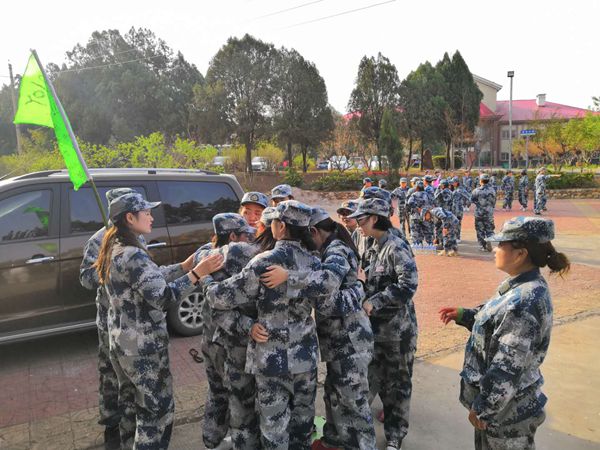 游戲環(huán)節(jié)中，大家齊心協(xié)作，群策群力