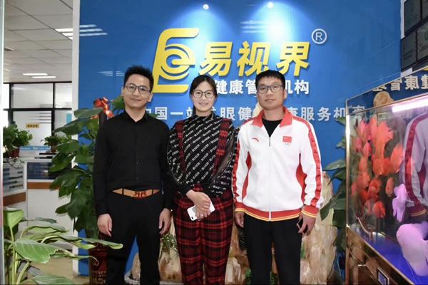北京雙奧集團(tuán)尤小龍總裁、中國(guó)著名戲歌雙棲明星、66國(guó)選美國(guó)際皇后王光姣與易視界陶總合影