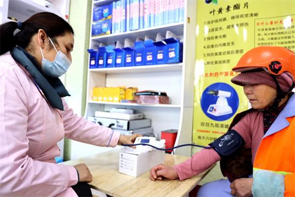 愛心聚焦！易視界300多副老花鏡暖了環(huán)衛(wèi)工人的心！