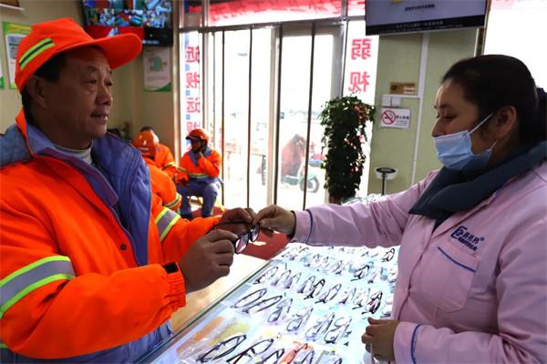 愛心聚焦！易視界300多副老花鏡暖了環(huán)衛(wèi)工人的心！